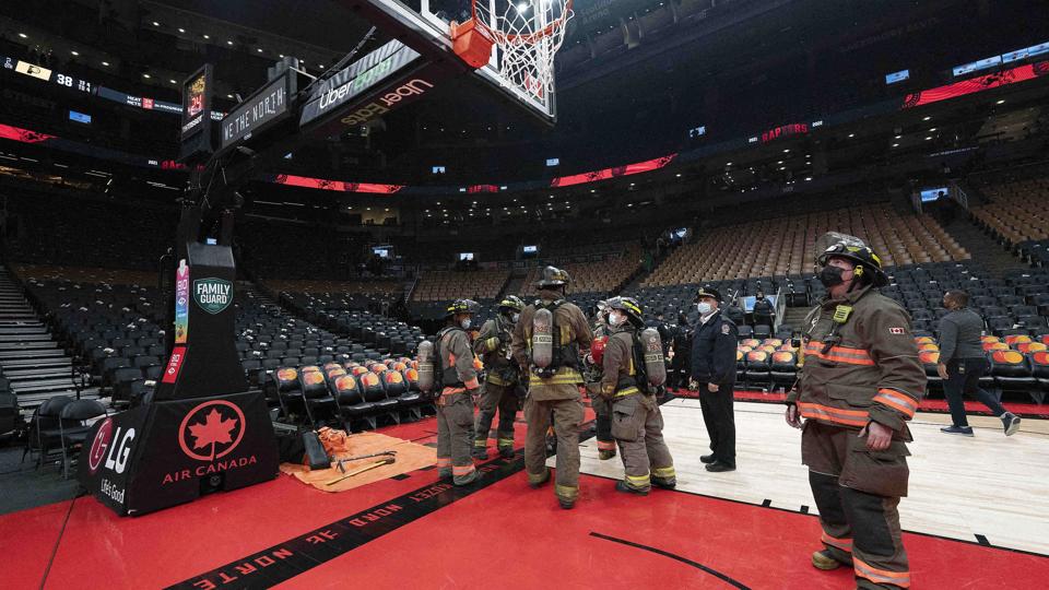 En overgang var der flere brandmænd end basketballkyndige på banen i Toronto. <i>Nick Turchiaro/Ritzau Scanpix</i>