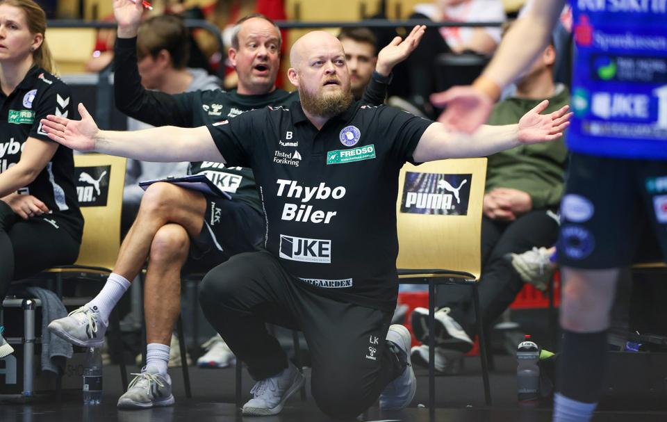 Lars Krarup siger snart farvel til Mors-Thy Håndbold. Dette billede er taget, da han var med til at vinde pokalturneringen i 2021. <i>Arkivfoto: Bente Poder</i>