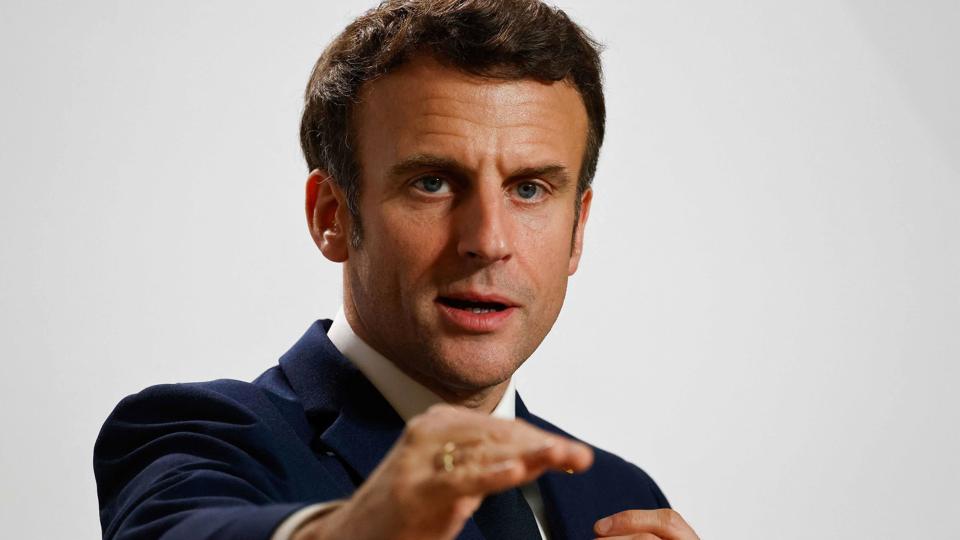 Frankrigs præsident, Emmanuel Macron, advarer søndag mod en "eskalerende ordkrig" mellem Nato og Rusland om konflikten i Ukraine. Advarslen kom kort efter USA's præsident, Joe Biden, havde kaldt præsident Vladimir Putin for en "bøddel", som "ikke kan forblive ved magten". <i>Ludovic Marin/Ritzau Scanpix</i>