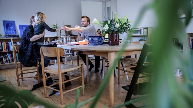 Andreas Bjerre flyttede for tre år siden til Skagen sammen med sin hustru Stine Bjerre for at arbejde som udstillingsinspektør på Skagens Kunstmuseer. De er en af de børnefamilier, Frederikshavn gerne vil se flere af. <i>Foto: Martin Damgård</i>