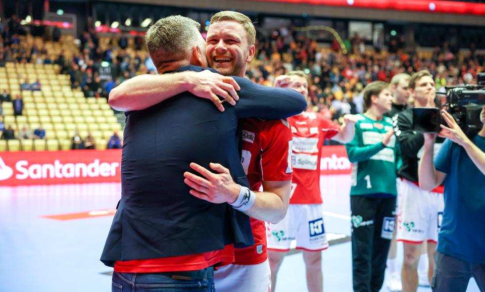 Aron Pálmarsson og Jan Larsen jubler over sejren Aalborg Håndbold vinder Santander Final 4 i Herning med 30-27 og GOG 27. marts 2022. <i>Foto: Bente Poder</i>