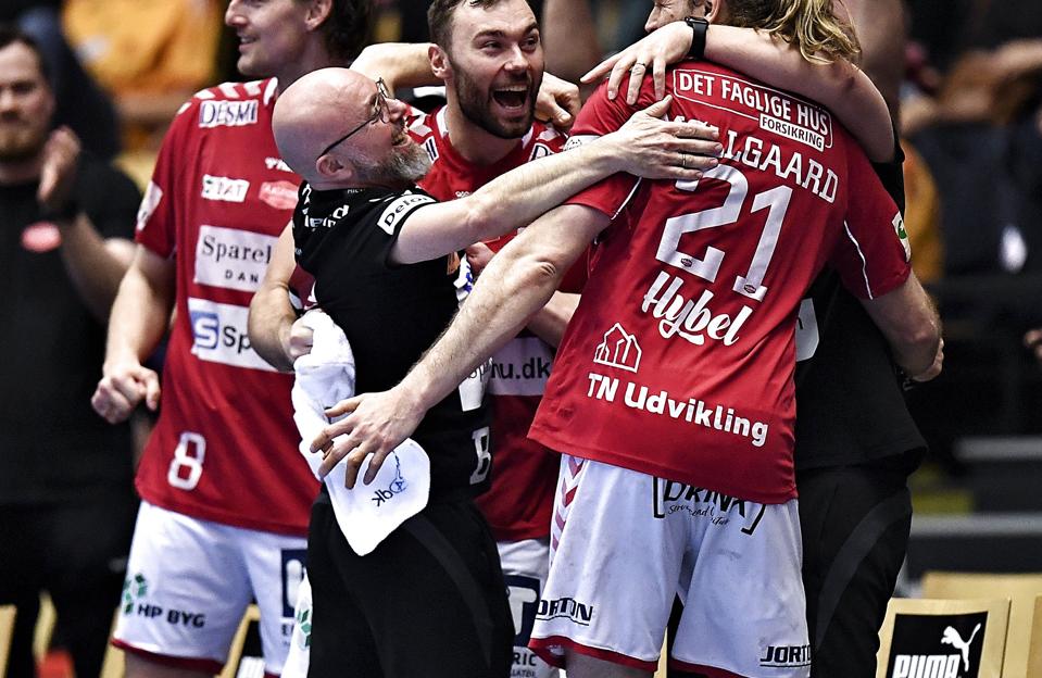 Stefan Madsen jubler med sine spillere efter 30-27-sejren over GOG i pokalfinalen. <i>Ernst Van Norde/Ritzau Scanpix</i>