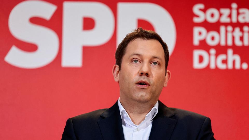 Lars Klingbeil fra SPD i Saarland holder pressemøde i forbindelse med valget i delstaten. Valgstedsmålinger viser, at SPD får 43 procent af stemmerne ved valget. <i>Hannibal Hanschke/Reuters</i>