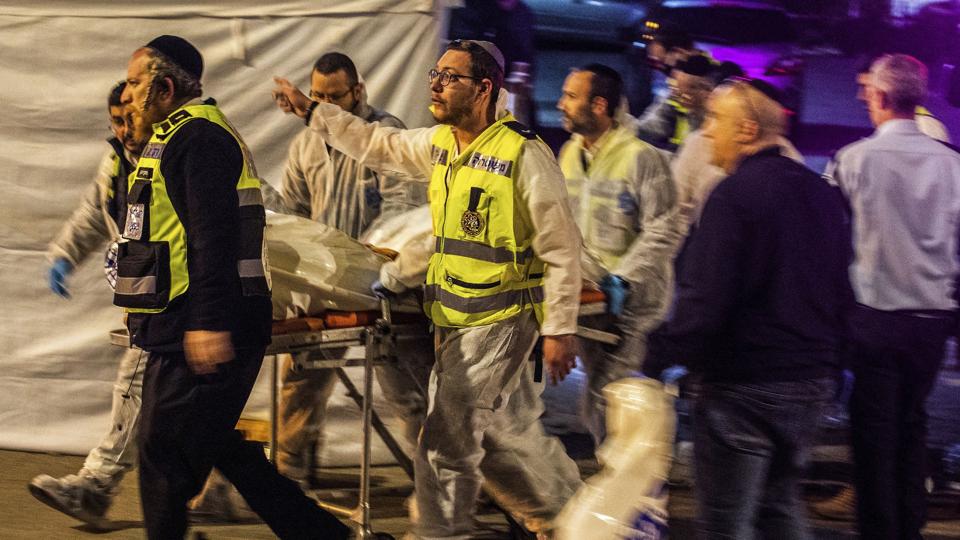 Et offer for angrebet i den israelske by Hadera bliver båret ind i en ambulance. To personer blev dræbt i angrebet, som Islamisk Stat har taget skylden for. <i>Ilia Yefimovich/Ritzau Scanpix</i>