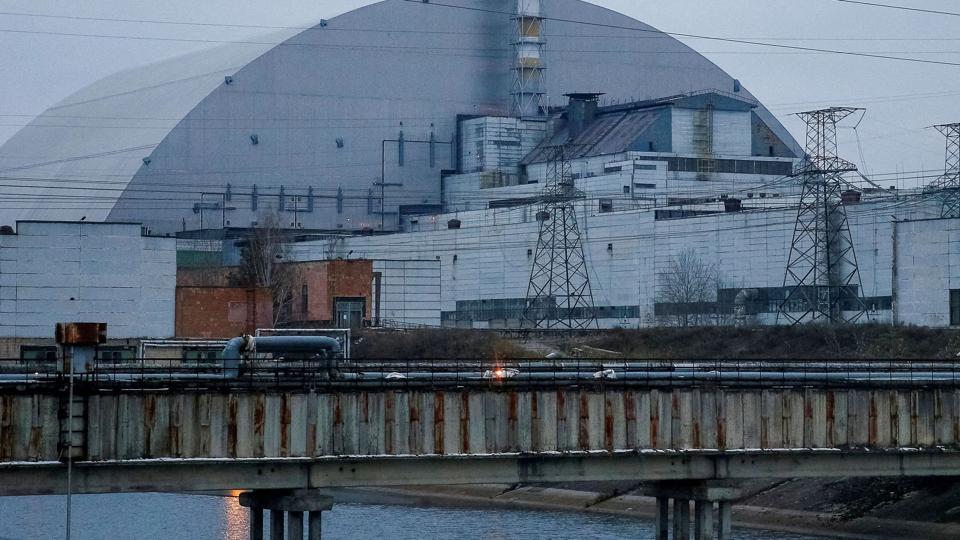Efter at atomkraftværket Tjernobyl eksploderede i 1980'erne byggede man en skal, der omslutter den nedsmeltede fjerde reaktor på kraftværket. Skallen skal sikre, at der ikke slipper radioaktiv stråling ud. (Arkivfoto). <i>Gleb Garanich/Reuters</i>