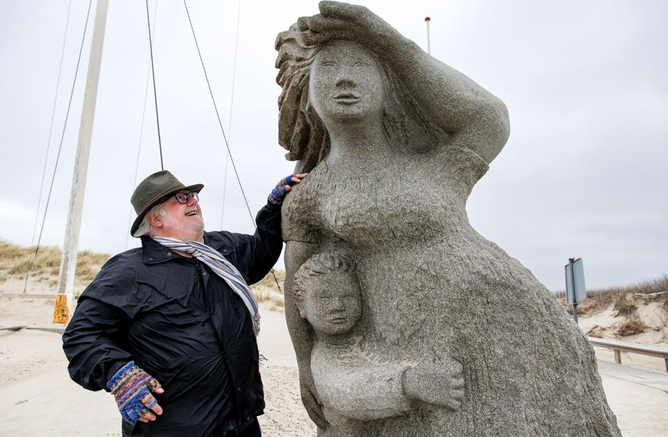 Hans E. Nørgaard glæder sig over, at "Mary" får lov at blive stående på platformen oven for stranden ved Agger.  <i>Arkivfoto: Bo Lehm</i>