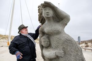 Skulpturen skulle ned: Men nu kan Mary stadig spejde ud over havet