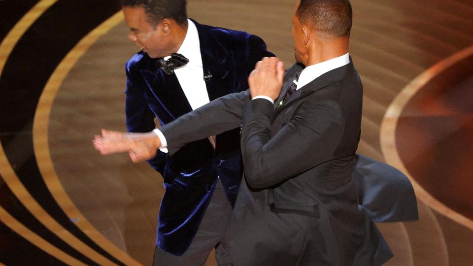 Will Smith stak søndag Chris Rock en lussing, efter Chris Rock havde lavet en joke om Jada Smiths hårtab. <i>Brian Snyder/Reuters</i>