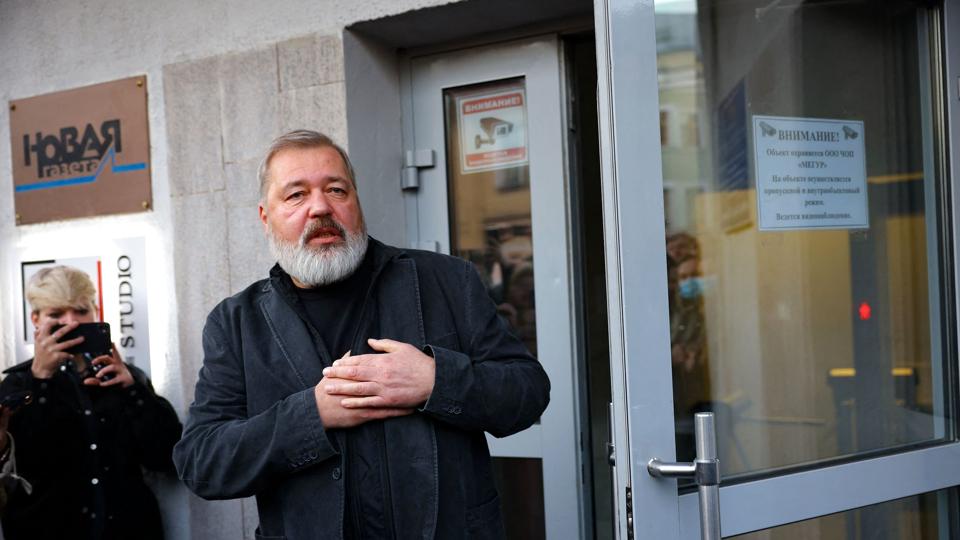 Dmitrij Muratov, der er chefredaktør på Novaya Gazeta, modtog sidste år Nobels fredspris for at beskytte ytringsfriheden (Arkivfoto). <i>Dimitar Dilkoff/Ritzau Scanpix</i>