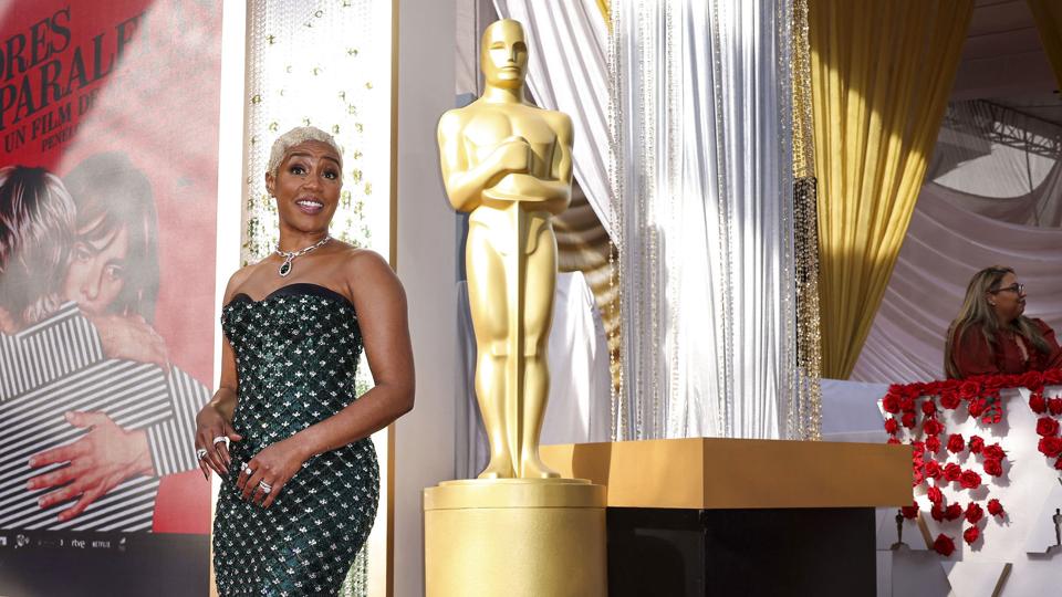 Tiffany Haddish på den røde løber ved Oscar-showet natten til mandag, hvor hun også havde til opgave at uddele en pris. Hun forsvarer modsat de fleste andre Will Smiths lussing til Chris Rock. <i>Mike Blake/Reuters</i>