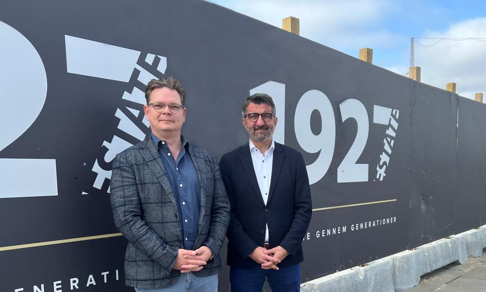 Søren Hampen Kristensen (tv) adm. direktør i 1927 Estate sammen med Bünyamin Simsek (th), der startede som COO (vicedirektør) i ejendomsudviklingsvirksomheden 1. april 2022. Søren Hampen Kristensen (tv) adm. direktør i 1927 Estate sammen med Bünyamin Simsek (th), der startede som COO (vicedirektør) i ejendomsudviklingsvirksomheden 1. april 2022.