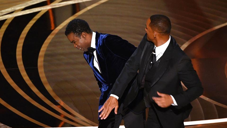 Komiker Chris Rock skulle til at præsentere de nominerede i kategorien Bedste Dokumentar under årets oscaruddeling, da skuespiller Will Smith gik på scenen og gav Rock en lussing efter en joke om Smiths kone. <i>Robyn Beck/Ritzau Scanpix</i>