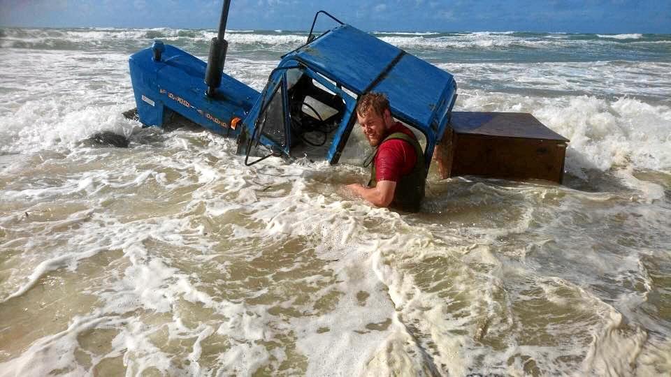 Uggerby Kanoudlejnings blå Ford-traktor overlevede ikke denne ”saltvands-indsprøjtning” ved stranden i Tversted - her er det kano-parrets søn, Anders, der kæmper mod naturens kræfter.Privatfoto