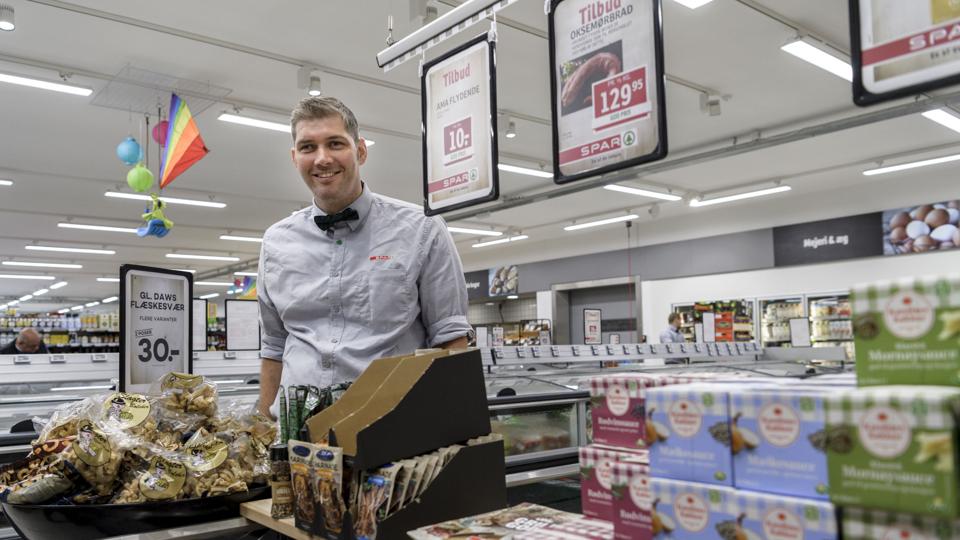 Købmand Lasse Nielsen har fjernet alle ferske oksemørbrader fra butikken i Hune. Han har været plaget af kødtyve de seneste uger.
Foto: Nicolas Meier
