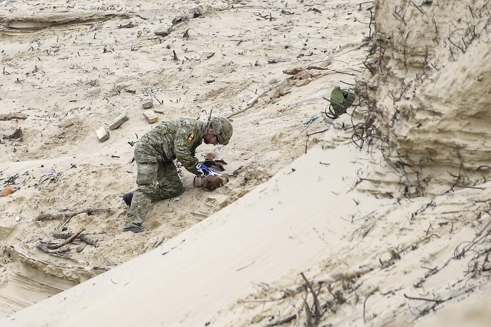 Forsvarets ammunitionsryddere har før været tilkaldt efter granatfund ved strande i Nordjylland, her en tidligere aktion. Tirsdag måtte de igen rykke ud. <i>Arkivfoto: Claus Søndberg</i>