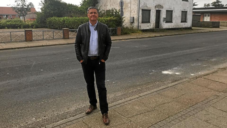Formand for Fjerritslev Handelstandsforening Henrik Bech er glad for, at det er lykkedes at holde de store dagligvarebutikker inde i byen. Bag ham grunden, hvor den nye Netto skal bygges. Privatfoto