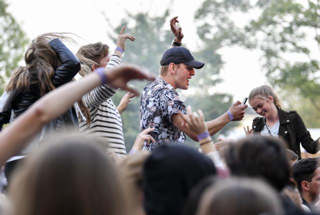 Fredagsfest i Karolinelund satte publikumsrekord i 2018, nu er det første navn klar til sommerens koncertrække. Arkivfoto: Claus Søndberg