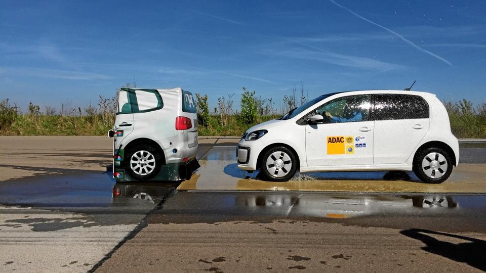 De automatiske nødbremser er blandt det vigtigste sikkerhedsudstyr i nye biler. FDM anbefaler, at man kun køber nye bilmodeller, der har systemet. Foto: FDM/ADAC