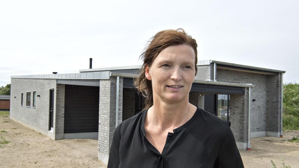 Pernille Rohr Brink er godt tilfreds med sit nye hus - men bestemt ikke med de administrative forhold hos KFS Boligbyg.Foto: Henrik Louis <i>Henrik Louis</i>