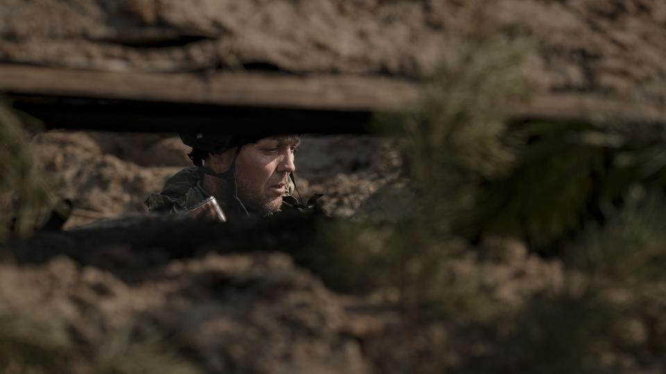 Vi er i femte uge af krigen i Ukraine, og nu begynder en seniorforsker og en militæranalytiker at se utmatningstegn på begge sider. På billedet ses en ukrainsk soldat nord for Kyiv. <i>Vadim Ghirda/Ritzau Scanpix</i>