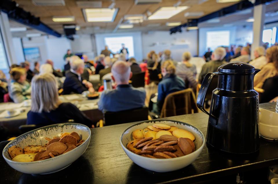 Der måtte ekstra stole til, da Restaurant Nordstjernen, i Blokhus, lagde lokale til Blokhus & Omegns Grundejerforenings borgermøde om sommerhuse og lokalplaner. Forventingen var 100 deltagere - men der kom flere end dobbelt så mange. <i>Foto: Martin Damgård</i>