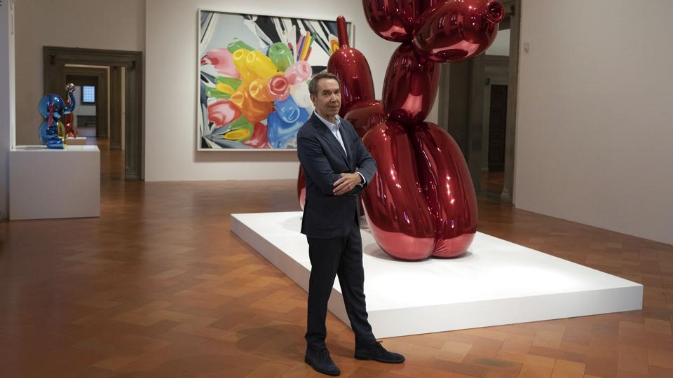 Kunstneren Jeff Koons poserer her foran sit værk "Balloon Dog" i Firenze i Italien i september sidste år. <i>Francesco Fedeli/Ritzau Scanpix</i>