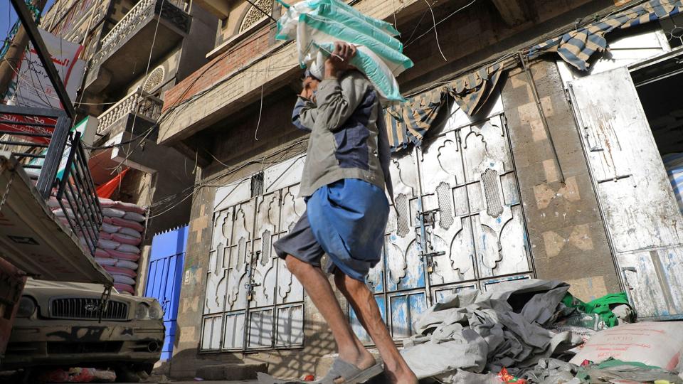 Yemen er næsten fuldstændig afhængig af import, og ifølge nødhjælpsorganisationer vil fødevaresituationen i det krigshærgede land kun blive værre som følge af Rusland invasion af Ukraine. Her er det lykkedes for en mand i hovedstaden Sanaa at sikre sig en forsyning af hvede. <i>Mohammed Huwais/Ritzau Scanpix</i>