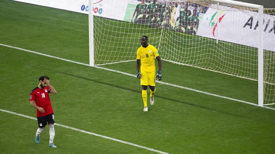 Mohamed Salah ærgrer sig efter sit brændte straffespark på Edouard Mendy i VM-kvalifikationskampen mellem Egypten og Senegal. Salah blev dog generet voldsomt af laserlys gennem hele kampen. <i>Stefan Kleinowitz/Ritzau Scanpix</i>