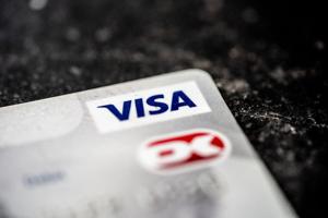 Hjemmehjælper sigtet for at misbruge ældres kreditkort