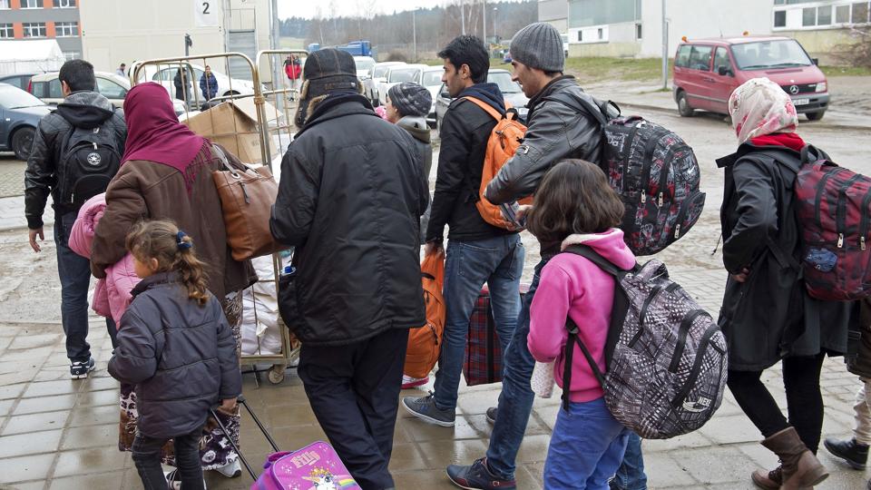 Ukrainske flygtninge ankommer til et nyt flygtningecenter i  Halberstadt i Tyskland tidligere  i denne måned. I Tyskland er der i alt kommet over 280.000 indtil nu. <i>Jens Meyer/Ritzau Scanpix</i>