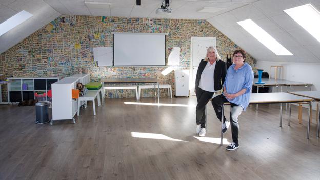 Det er blandt andet i dette lokale, at lærer Tine Højte og skoleleder Lene-Vibeke Raunholt vil undervise de ukrainske børn - hvis de får lov af Mariagerfjord Kommune. <i>Foto: Torben Hansen</i>