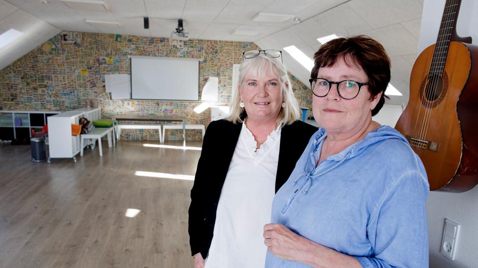 Lærer Tine Højte på Astrup Friskole byder velkommen til ukrainske børn Aalborg 30. marts 2022 <i>Foto: Torben Hansen</i>