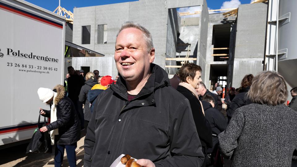 Jan Østeer var himmelhenrykt over de gode udsigter: Høj sol, gratis pølser og en ny lejlighed på vej. <i>Foto: Claus Søndberg</i>