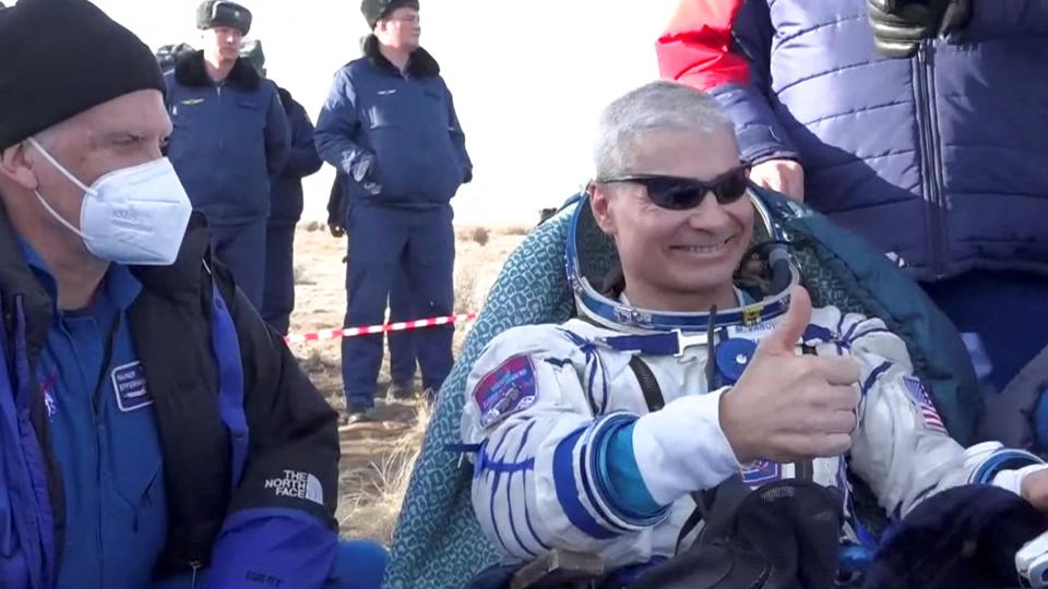 Den amerikanske astronaut Mark Vande Hei kom onsdag sikkert tilbage til Jorden sammen med to russiske kosmonauter. De landede onsdag i det centrale Kasakhstan efter at have forladt Den Internationale Rumstation i den samme Sojuz MS-19 rumkapsel . Det skete trods tiltagende fjendtlighed mellem Moskva og Washington som følge af den russiske invasion af Ukraine. <i>Roscosmos/Reuters</i>