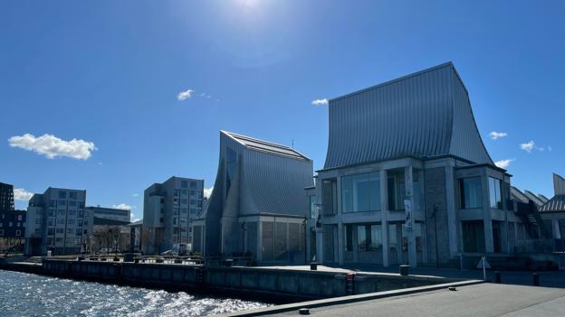 Endnu et kamera, der skal kunne fjernstyres af Nordjyllands Beredskab, er en del af forslaget. Det er planen, at det skal placeres så blinde vinkler omkring Utzon Center bliver overvåget. <i>Foto: Line Ettinger Julsgaard</i>