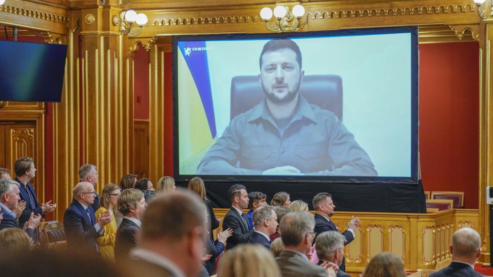 Ukraines præsident, Volodymyr Zelenskyj, fik stående bifald fra de norske politikere i Stortinget, da han talte via et videolink fra Kyiv onsdag. <i>Heiko Junge / Pool/Ritzau Scanpix</i>