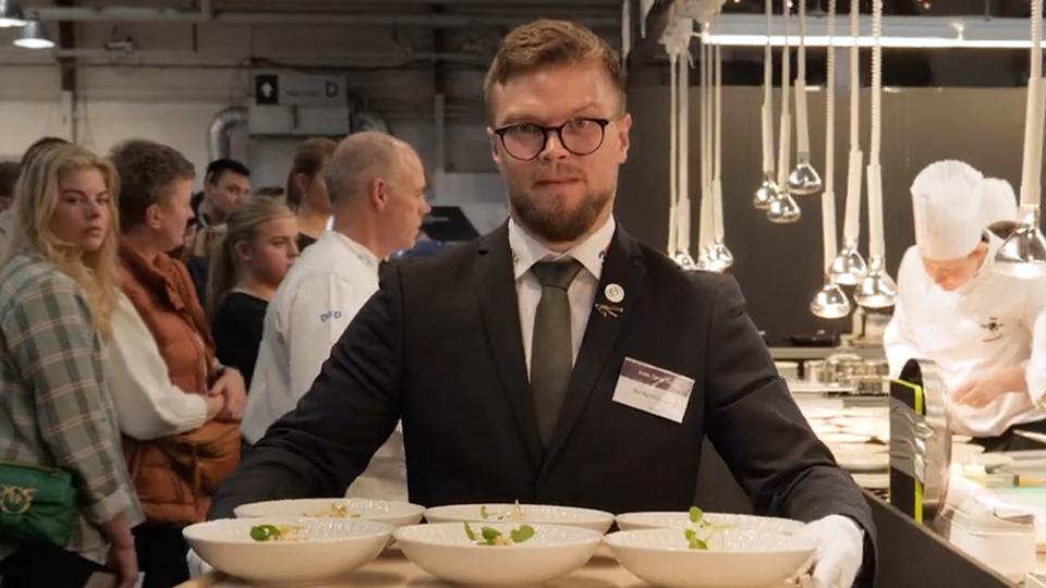 Mathias Breinholt fra Hurup er til daglig restaurantchef på Restaurant Moment. Nu har han vundet titlen som Årets Tjener 2022. <i>Foto: Horesta</i>