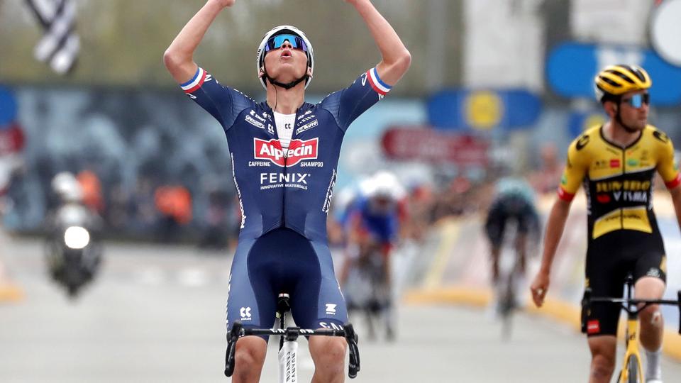 Mathieu van der Poel slog Tiesj Benoot klart i spurten i Waregem. <i>Stephanie Lecocq/Ritzau Scanpix</i>
