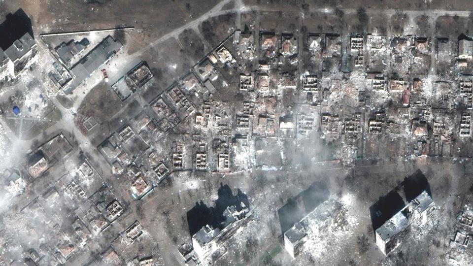 Et satellitfoto, der kommer fra det amerikanske selskab Maxar Technologies tirsdag, viser ødelagte boligblokke og huse i den østlige del af byen Mariupol i Ukraine. <i>-/Ritzau Scanpix</i>