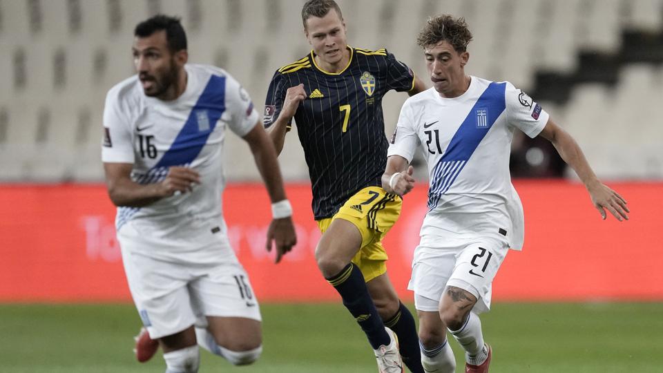 Viktor Claesson (i midten) har spillet 58 landskampe for Sverige. Her ses han i en VM-kvalifikationskamp mod Grækenland i efteråret. (arkivfoto) <i>Petros Giannakouris/Ritzau Scanpix</i>