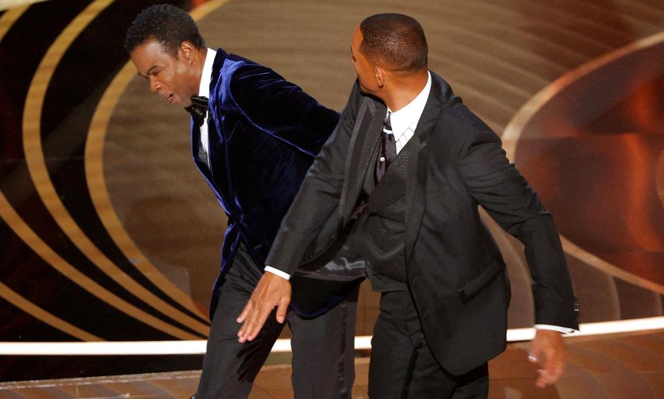 Skuespilleren Will Smith (til højre i billedet, red.) tildelte komikeren Chris Rock en lussing til årets Oscar-uddeling. <i>Brian Snyder/Reuters</i>