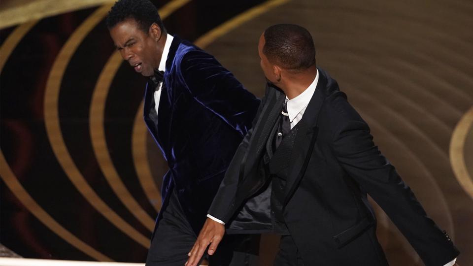 Will Smith tildelte Chris Rock en lussing for en vittighed, som sidstnævnte havde fremført om Will Smiths kones kronragede hoved. <i>Chris Pizzello/Ritzau Scanpix</i>