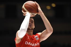 Dansker ser snæver Phoenix Suns-sejr fra bænken
