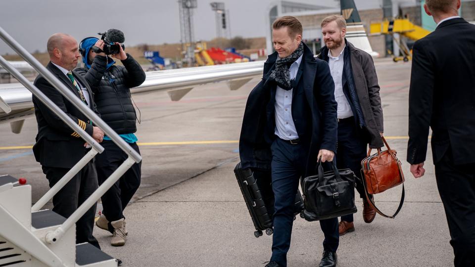 Udenrigsminister Jeppe Kofod (S) stiger ombord på flyet til Tbilisi i Georgien fra Københavns Lufthavn. <i>Ida Marie Odgaard/Ritzau Scanpix</i>