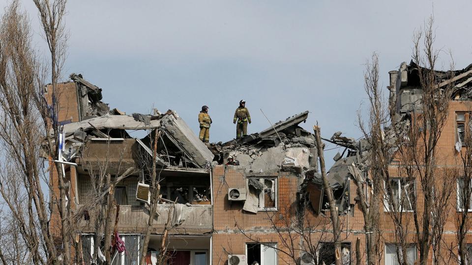 Brandmænd i udbombet bygning i den separatistiske by Donetsk, hvor separatister nu hævder at have vundet meget terræn. (Arkivfoto). <i>Alexander Ermochenko/Reuters</i>
