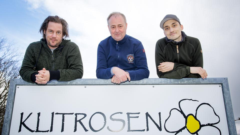 Michael Miv Pedersen fra Tabu er sammen med Allan Poulsen hyret til at stå for maden på det nyopkøbte Klitrosen Strandhotel. I midten Villy Jæger, der netop har købt hotellet. <i>Foto: Bo Lehm</i>