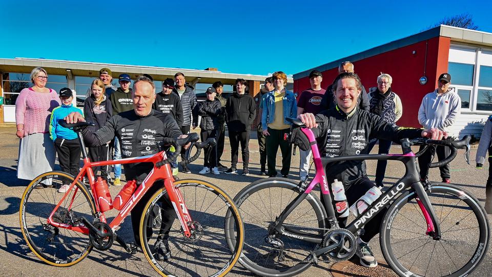 Søren Vestergaard og Lars Jensen, begge medarbejdere på specialafdelingen Golfstrømmen i Bedsted, cykler til fordel for nye mountainbikes til specialafdelingen på Bedsted Skole.  <i>Foto: Ole Iversen</i>