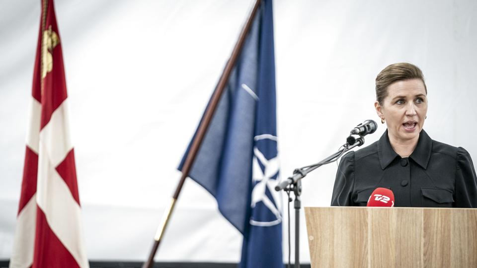 Statsminister Mette Frederiksen (S) afviste på militærbasen Adazi, at ordlyden i afstemning om forsvarsforbeholdet skulle være forvirrende. <i>Mads Claus Rasmussen/Ritzau Scanpix</i>