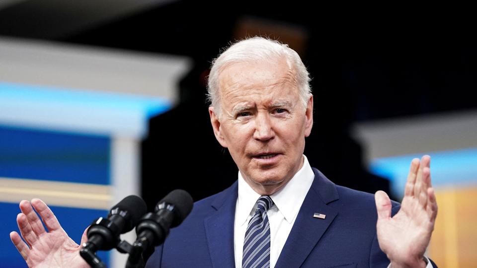 USA's præsident, Joe Biden, vil lade én million tønder olie flyde ud på markedet hver dag i det næste halve år - dels i et forsøg på at nedbringe priserne på energi, dels for at kompensere for russisk olie, der kommer til at mangle på markedet. <i>Kevin Lamarque/Reuters</i>