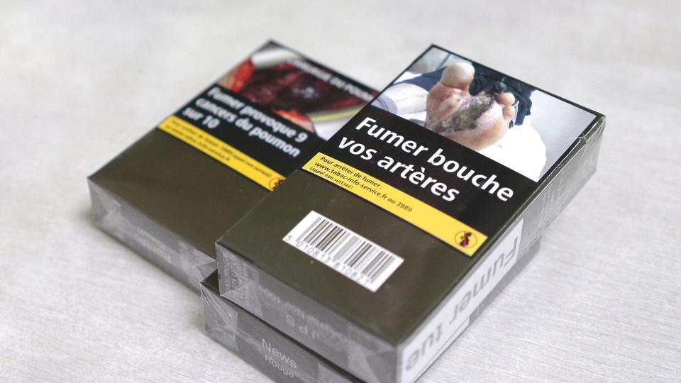 Sådan ser de neutrale cigaretpakker ud i Frankrig. Det skal de danske rygere vende sig til fra fredag. (Arkivfoto) <i>Pascal Pochard-Casabianca/Ritzau Scanpix</i>